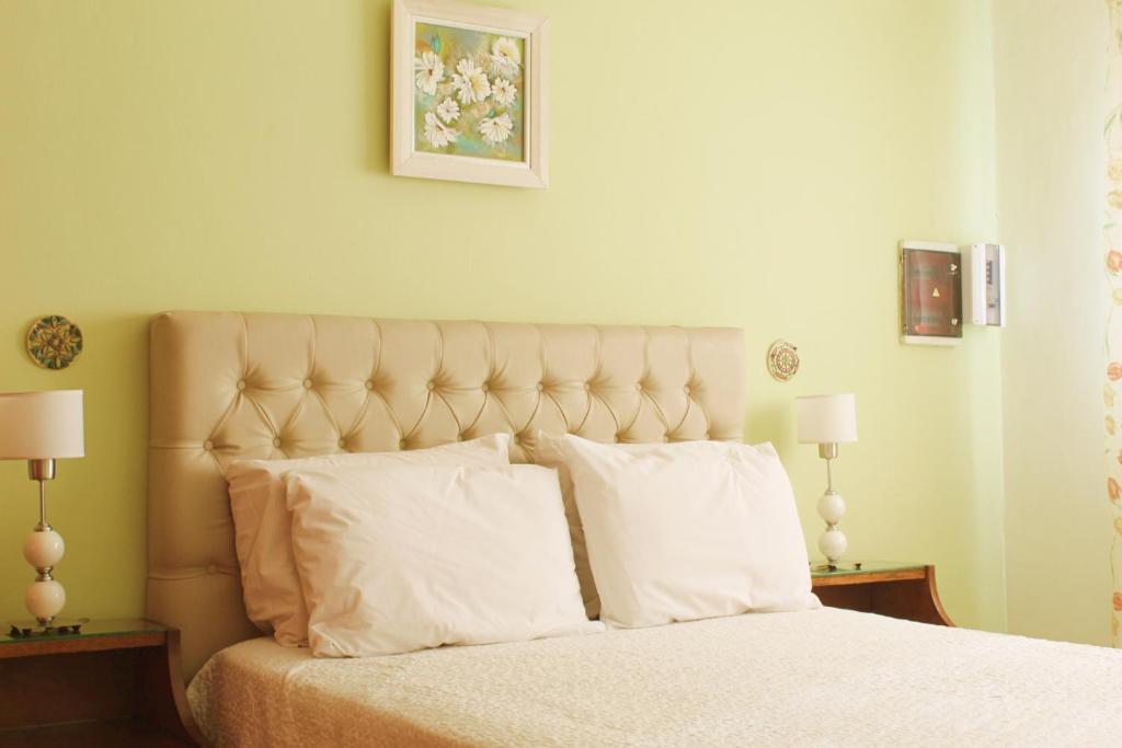 科连特斯Volver a Casa的一间卧室配有带白色床单和枕头的床。