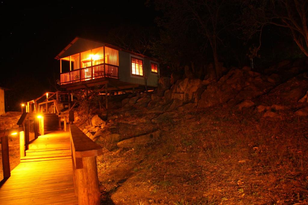 内尔斯普雷特第5季旅馆的夜间通往树屋的木道