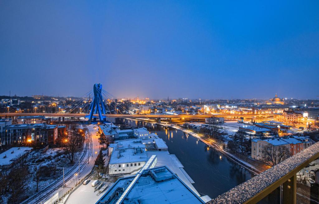 比得哥什E&A Royal Luxury Apartments, Bydgoszcz - SKYLINE的夜晚的雪景