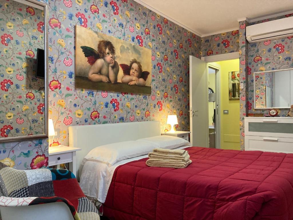 潘泰莱里亚B&B Paris的卧室配有红色的床和墙上的绘画