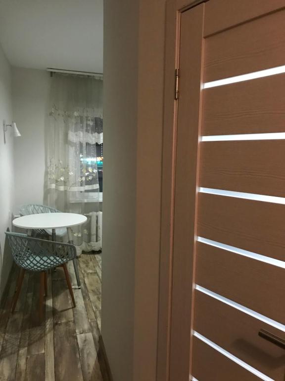 敖德萨Apartment for a pleasant stay的通往带桌子和桌子的房间的门