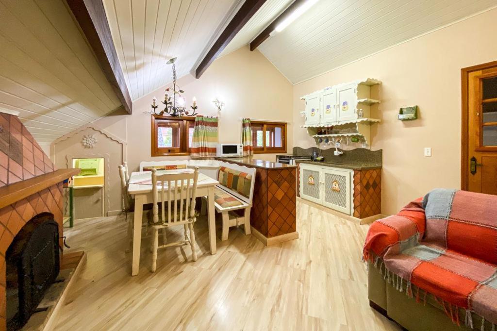 蒙特韦尔迪Apart Central MV的厨房以及带桌子和沙发的用餐室。