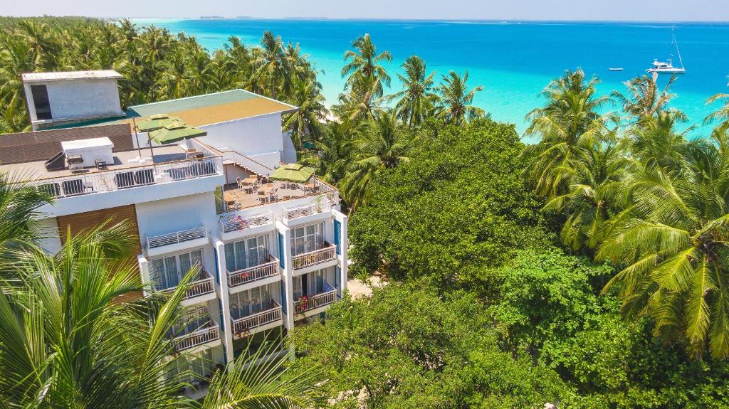 迪古拉Dhiguveli Maldives的棕榈树建筑的空中景观