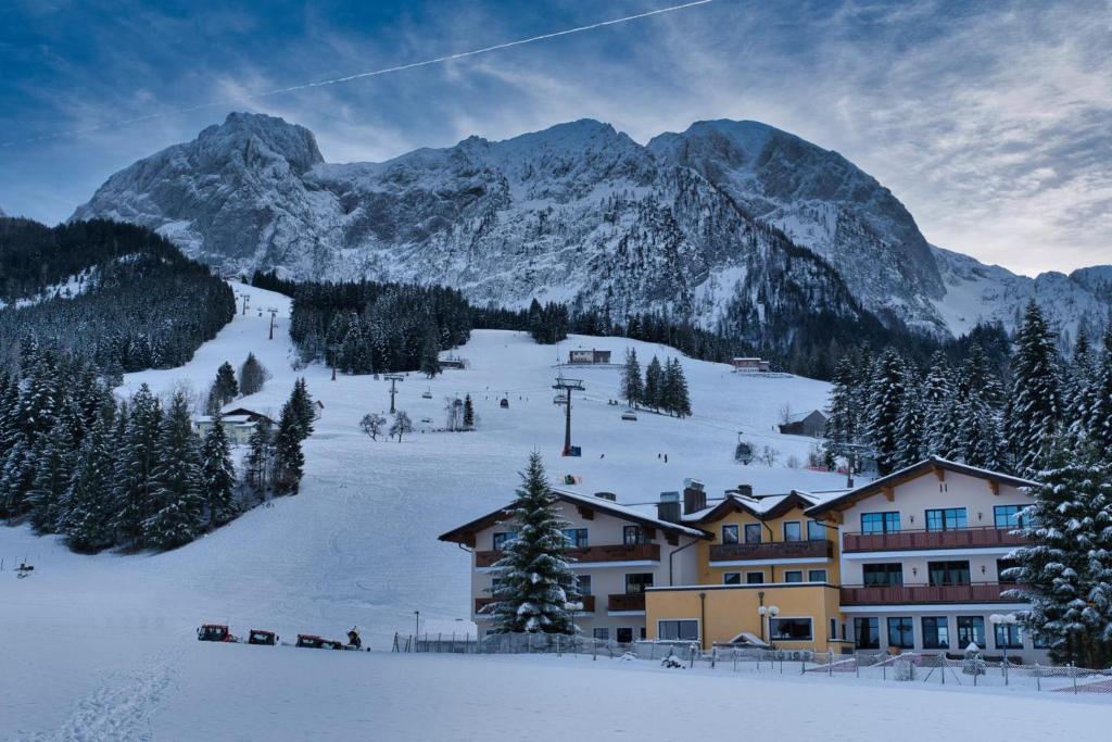 阿布特瑙盖斯特豪斯 - 兰德特奥斯特恩酒店的山中的一个滑雪胜地,地面上积雪