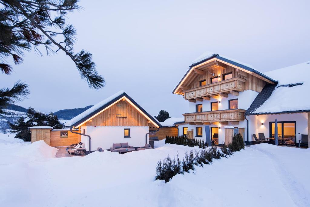 隆高地区圣玛格丽滕Pistenblick Alpin的冬天有雪的房子