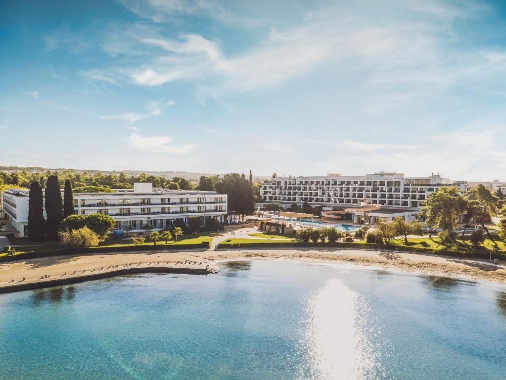扎达尔法肯斯特尼俱乐部弗尼马申波瑞可酒店的度假村和水域的空中景观