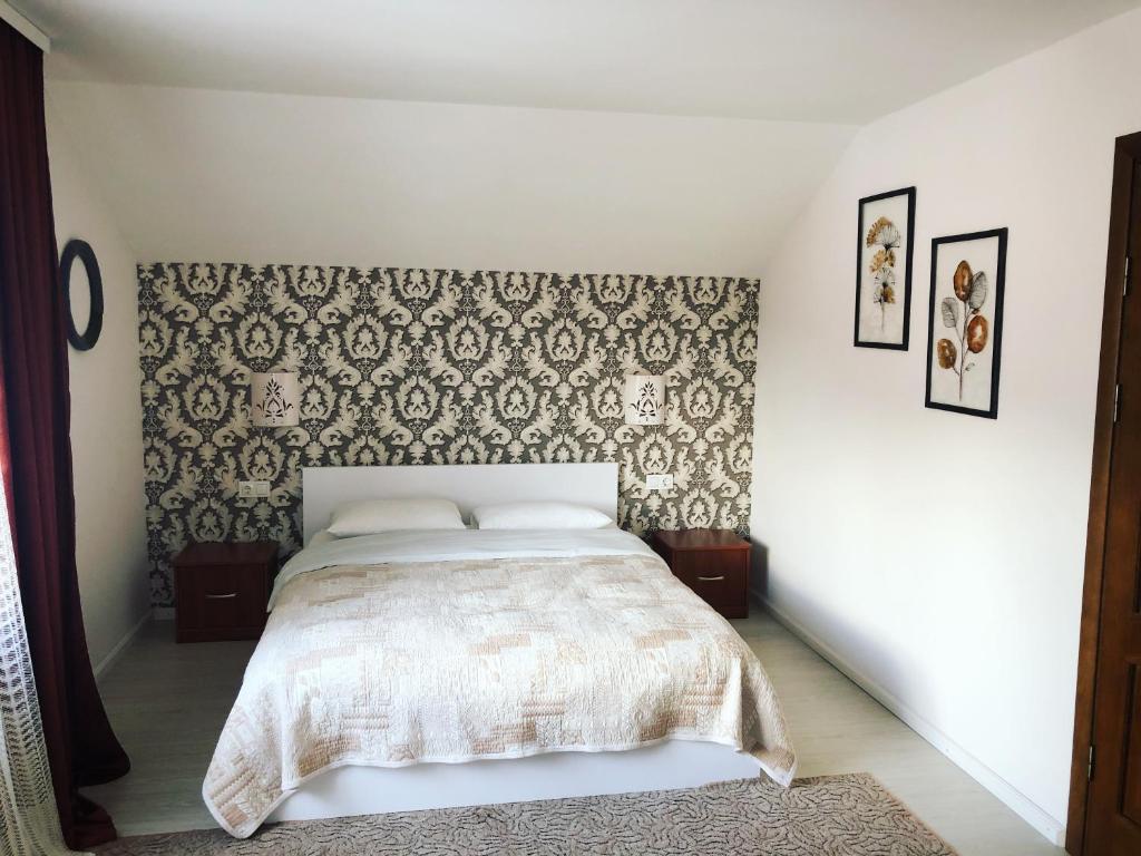 塔塔里夫Krashanka的一间卧室配有一张带图案墙壁的床