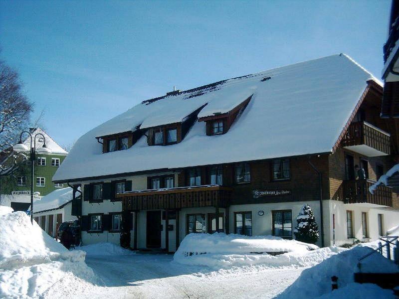 费尔德伯格Ferienwohnungen Haus Schwörer的一座大建筑,上面有雪