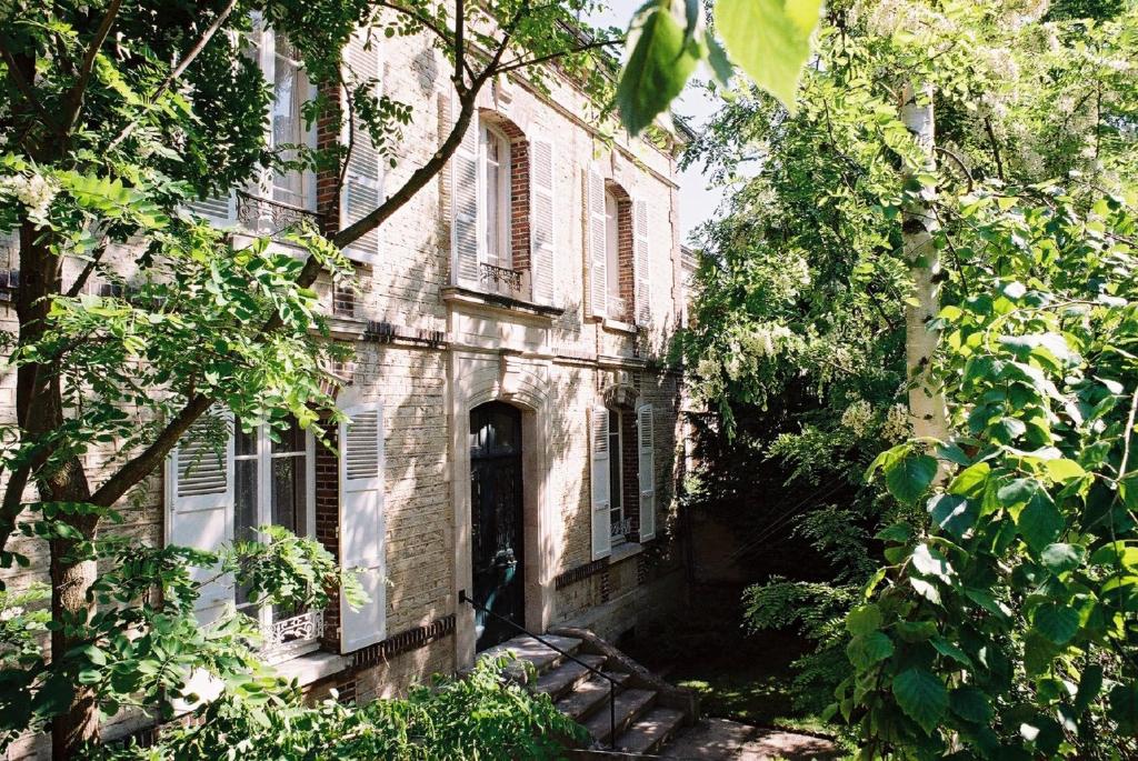 圣特萨维内奥富达德特鲁瓦酒店的一座古老的石头房子,有门和树木