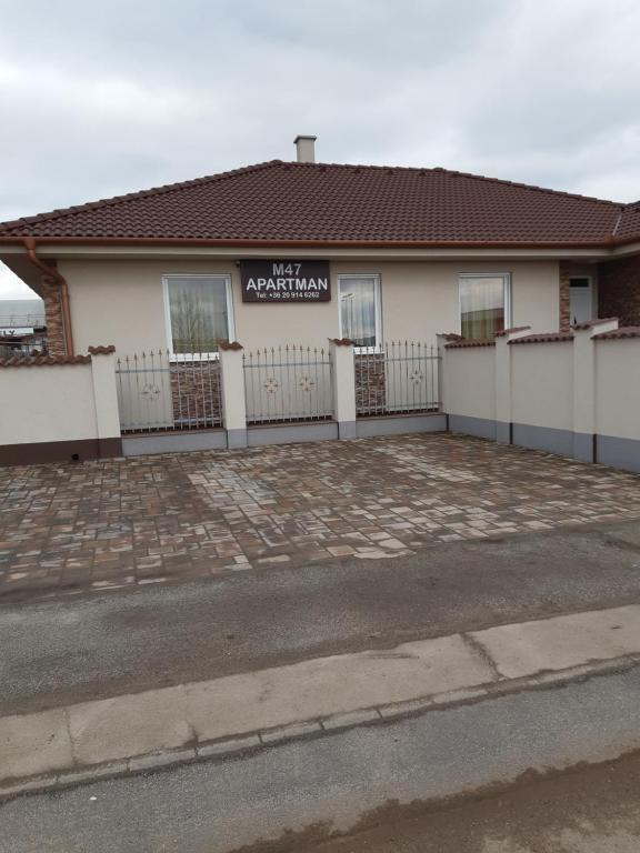 德布勒森M47 Vendégház-Airport的前面有白色围栏的房子