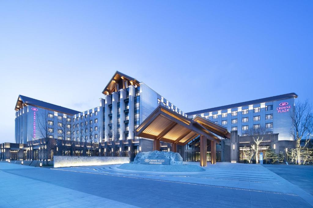 延庆县北京金隅八达岭皇冠假日酒店的一座大型建筑,有一座建筑