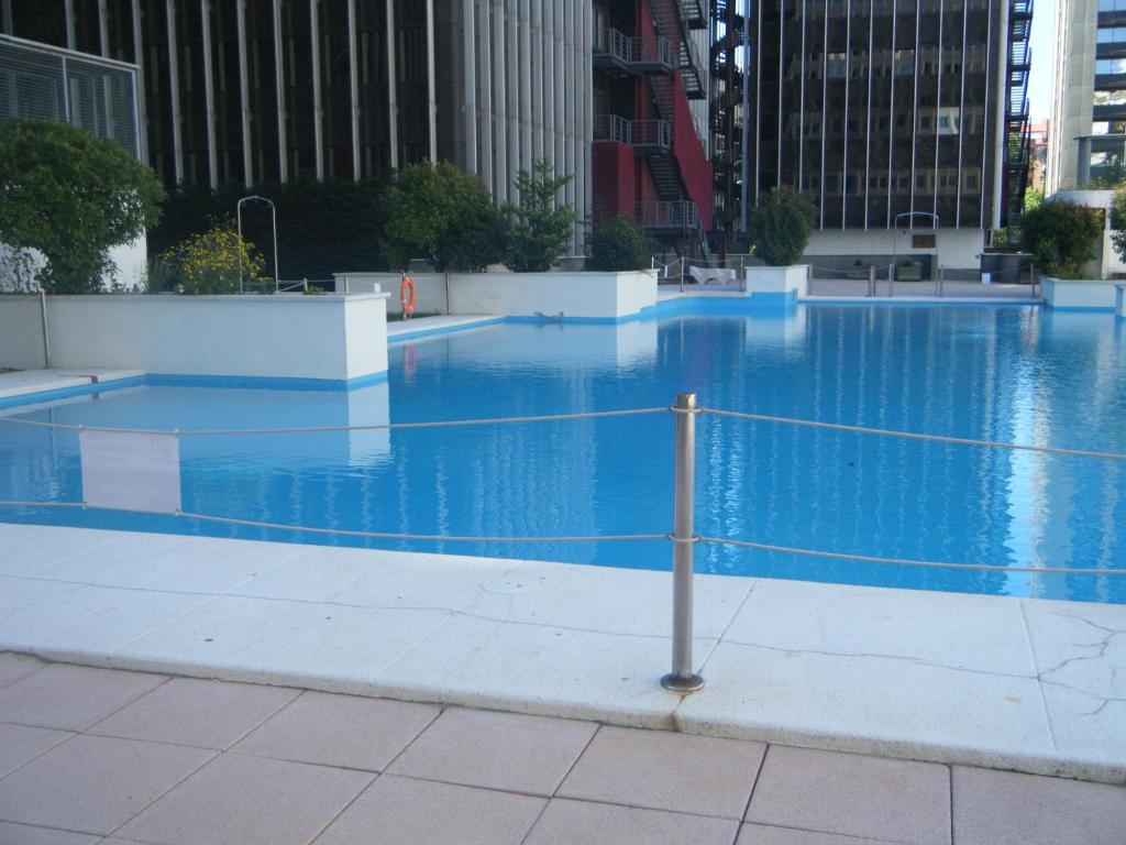 马德里马德里一室公寓的城市里的一个蓝色海水游泳池