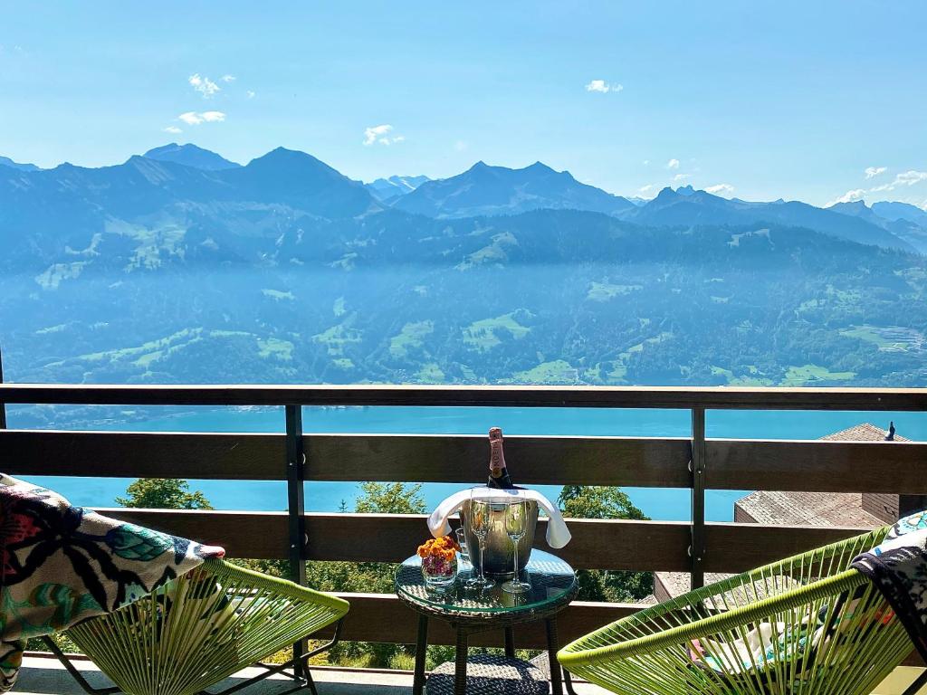 贝阿滕贝格Hotel Gloria的山景阳台上的桌子和茶壶