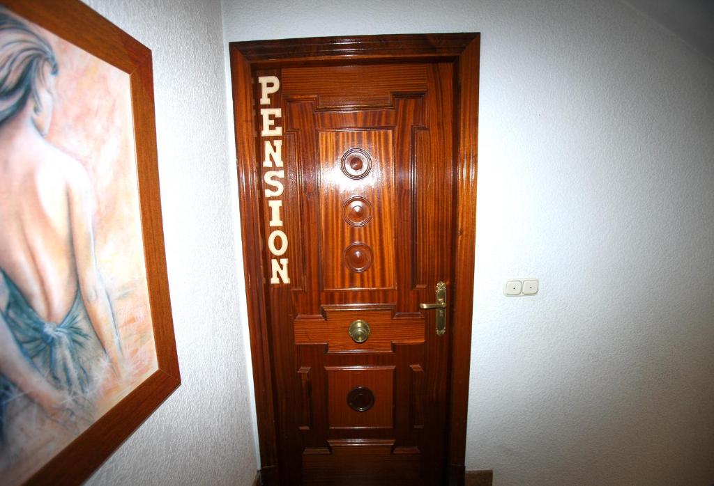 Rincón de SotoPensión Como en Casa的一张木门,位于一个图片的房间