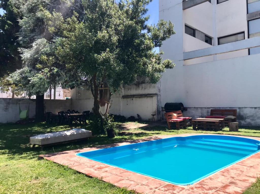 科尔多瓦Casa Compartida Barranca Yaco - Habit privadas的一座建筑物的院子内的游泳池