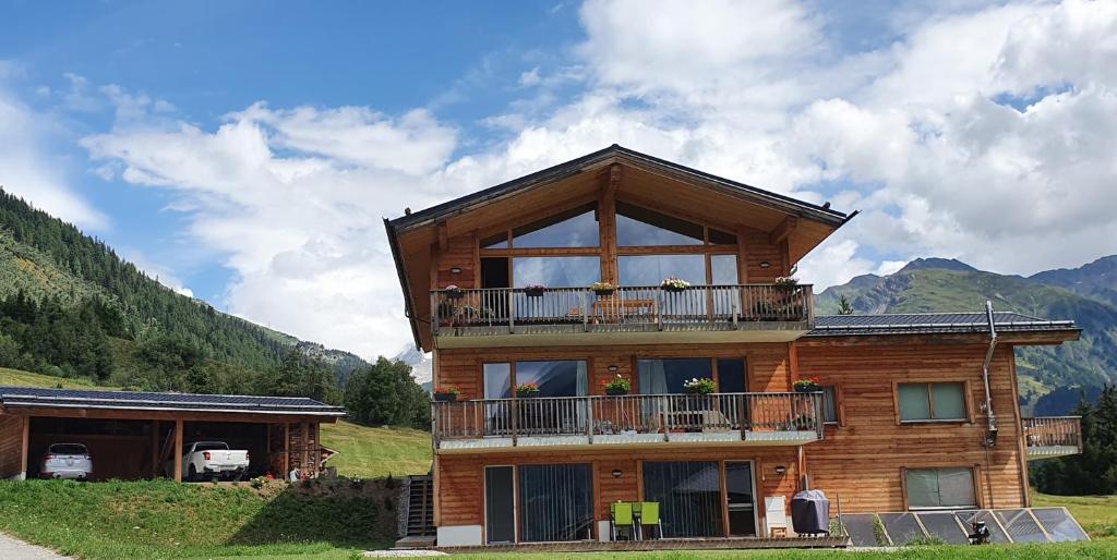 上盖斯特尔恩Chalet Breithorn- Perfect for Holiday with Amazing View!的山丘上带阳台的木屋