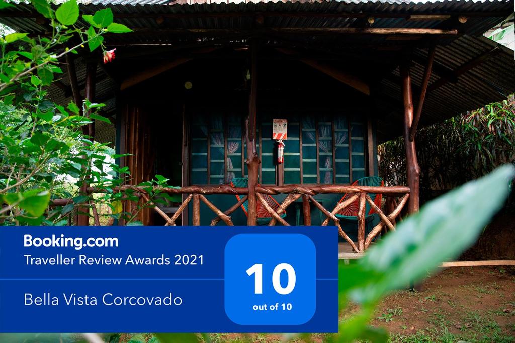 德雷克Bella Vista Corcovado的前面有一扇绿门的房子