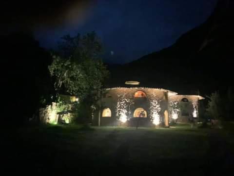 乌鲁班巴Illa Wasi Sacred Valley的夜晚点亮的房屋