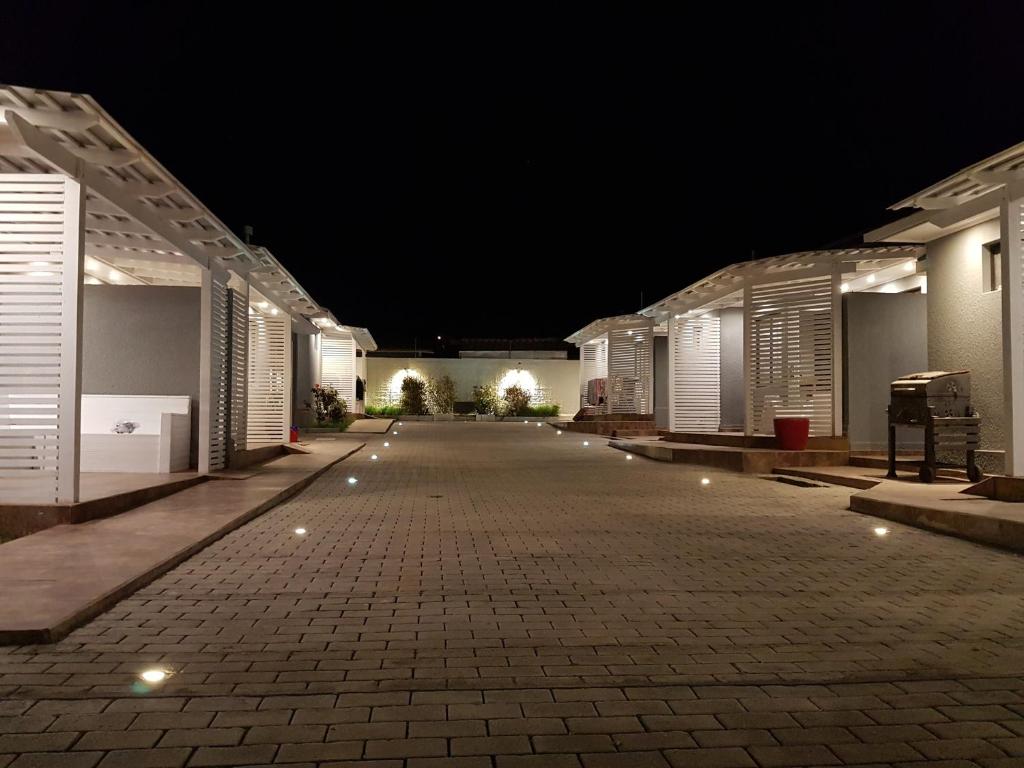 皮奇勒姆卡瓦尼亚斯恩托斯德尔玛旅舍的一条空的街道,晚上有灯