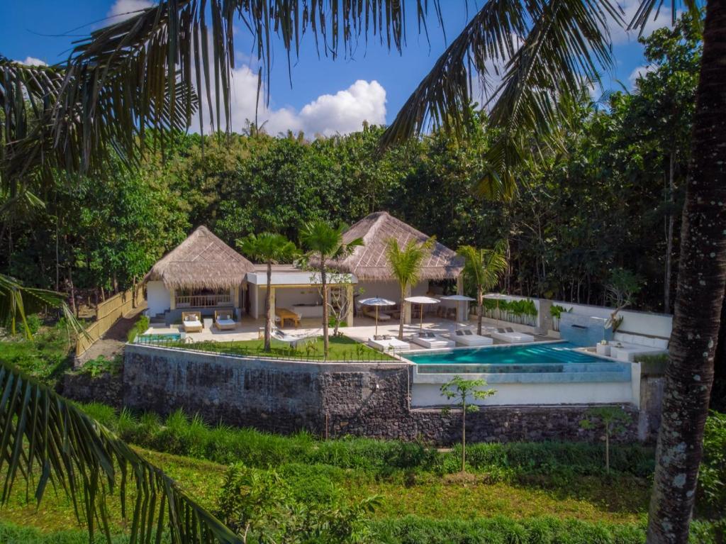 JasriVilla Passiondream的一座带游泳池和度假村的别墅