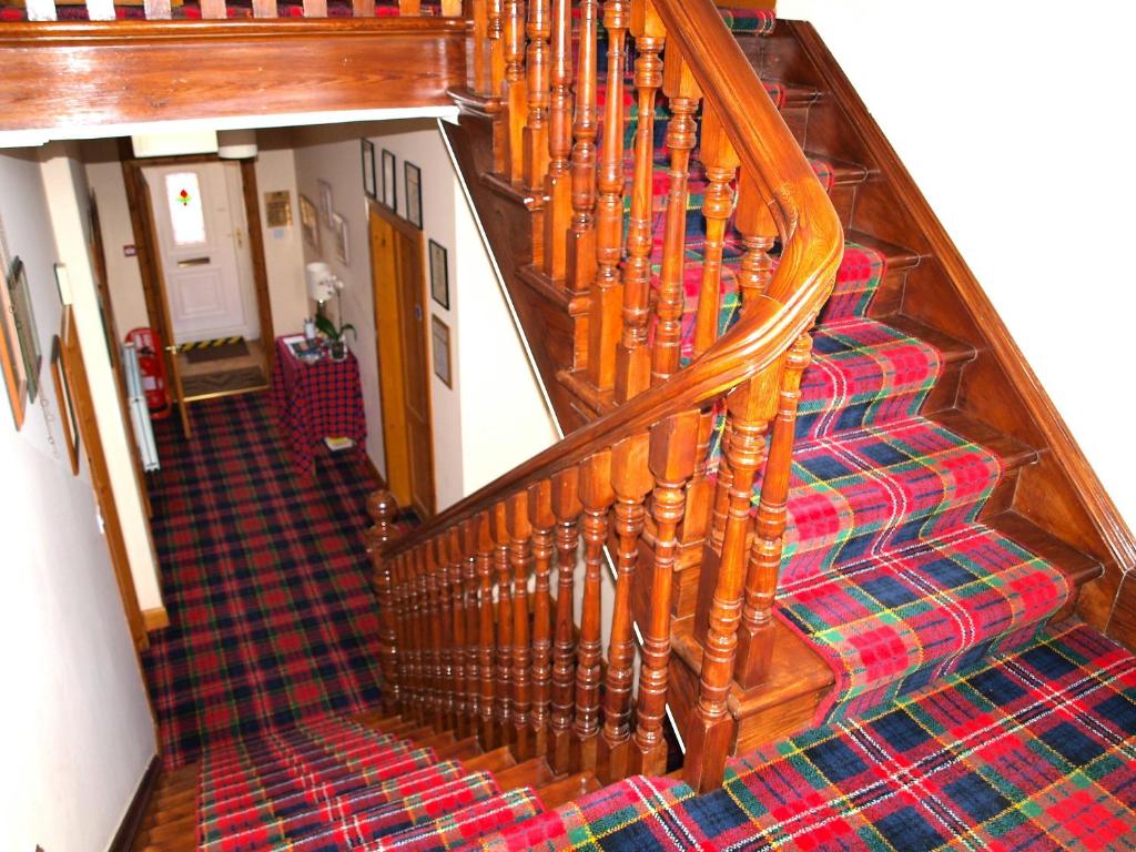 艾尔德里骑士休憩旅馆的铺有铺着地毯的木楼梯