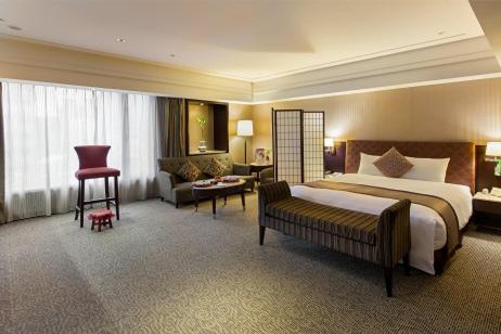 台北馥都饭店的大型酒店客房,配有床和沙发