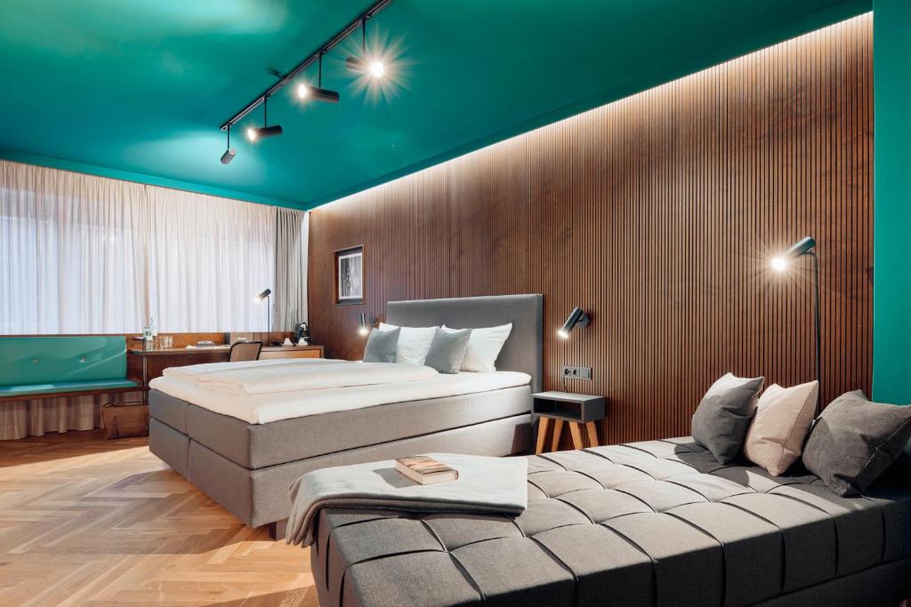 波鸿图霍尔斯基酒店的酒店客房,设有两张床和一张沙发