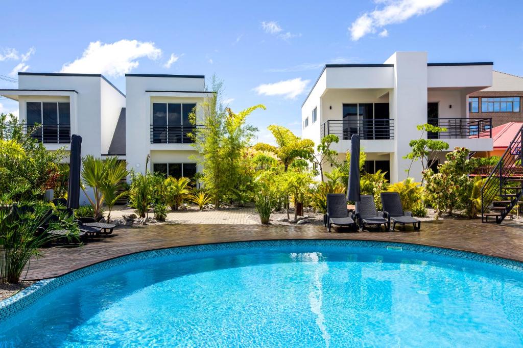 帕拉马里博Tucan Resort & Spa的房屋前的游泳池