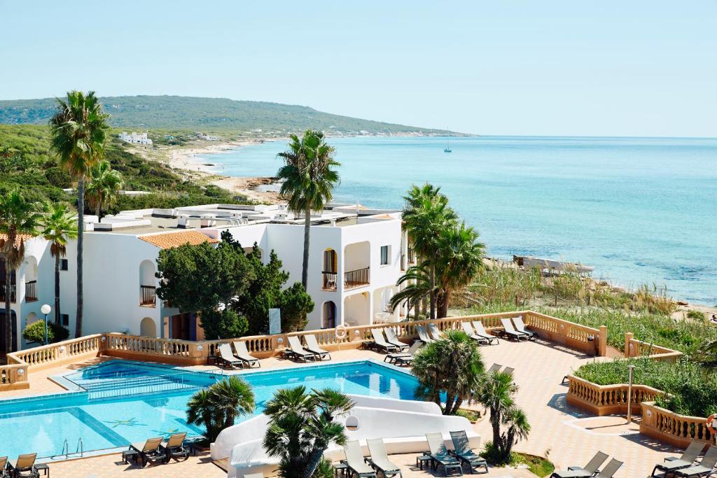 米乔尔海滩福门特拉海滩因索特尔酒店的享有带游泳池和海洋的度假村的空中景致