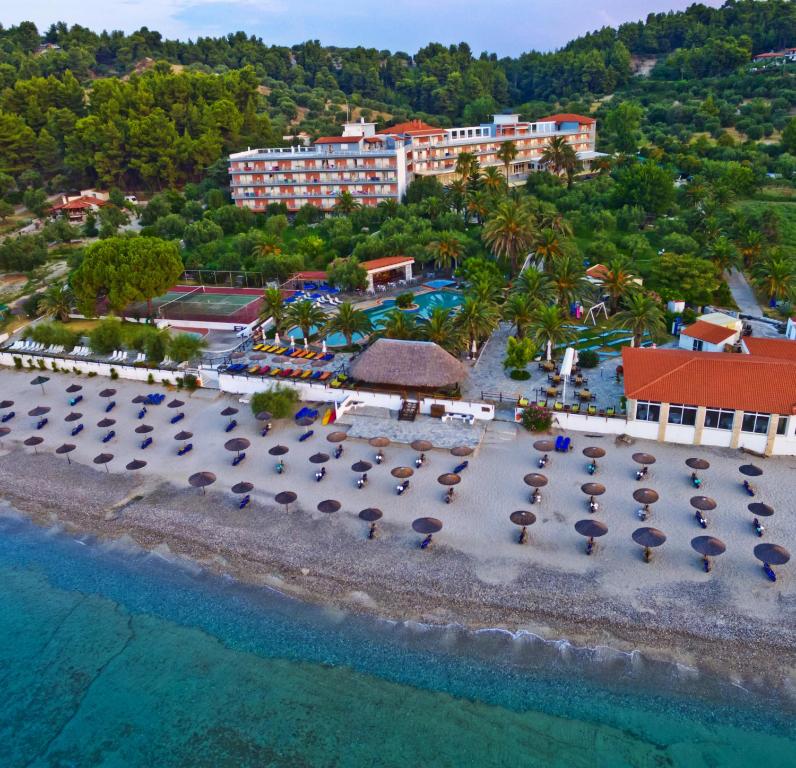 卡兰兹拉蒙迪酒店的享有度假村和海滩的空中景致
