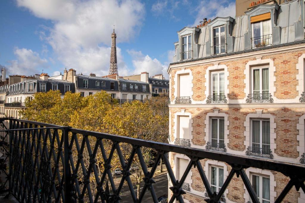 巴黎Hotel Relais Bosquet by Malone的从桥上可欣赏到艾菲尔铁塔的景色