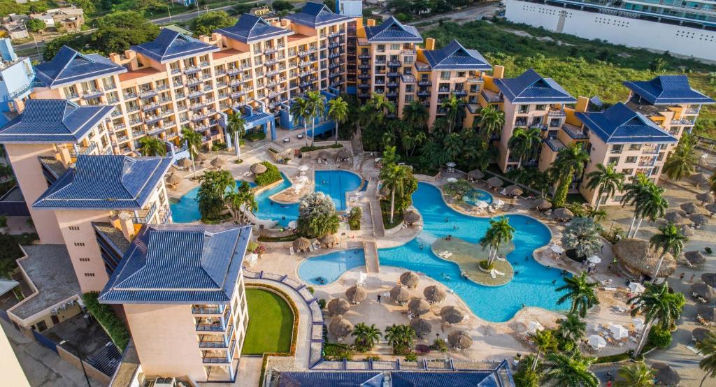 圣玛尔塔祖阿纳海滩度假酒店的享有带游泳池的度假村的空中景致