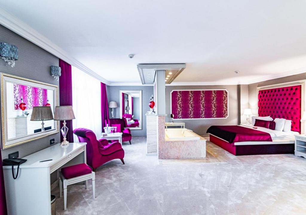 布加勒斯特腓尼基大酒店的酒店客房,配有一张床、一张桌子和椅子