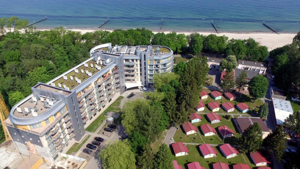 科沃布热格Prywatny apartament na wydmie的海滩附近一座建筑的顶部景观