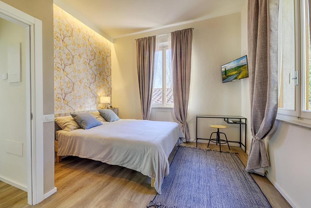锡耶纳Camere di Betta的一间卧室设有一张床和一个窗口