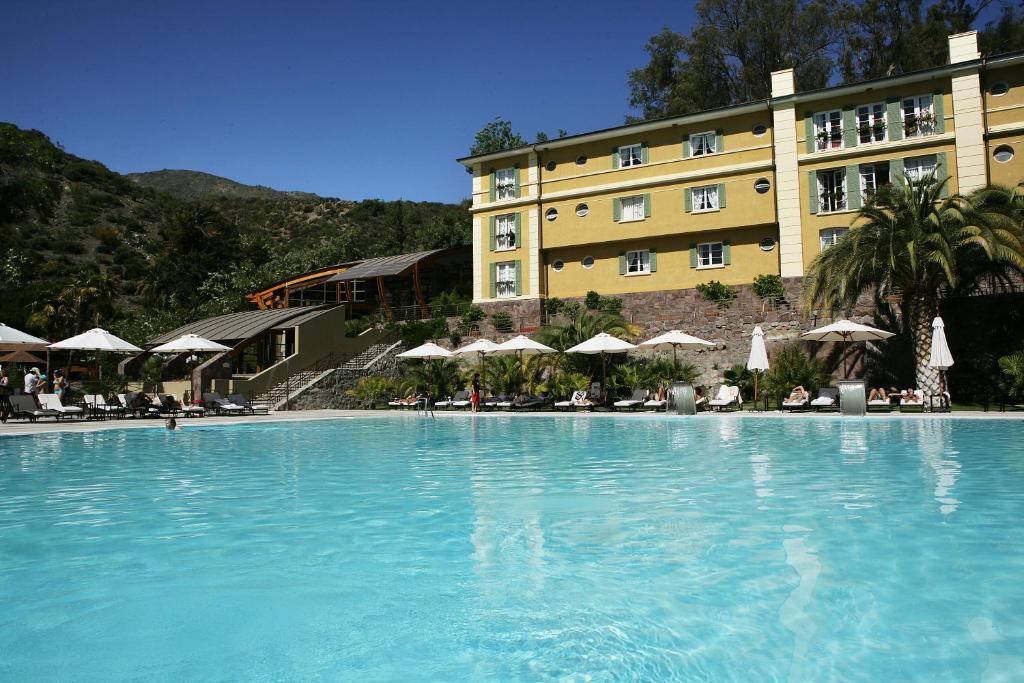Santa María嘉埃尔温泉酒店及Spa的酒店前方的大型游泳池