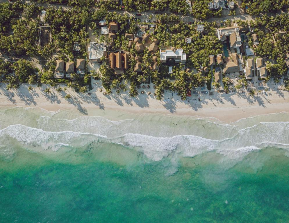 图卢姆图卢姆恩坎塔达酒店的享有海滩和海洋的空中景致