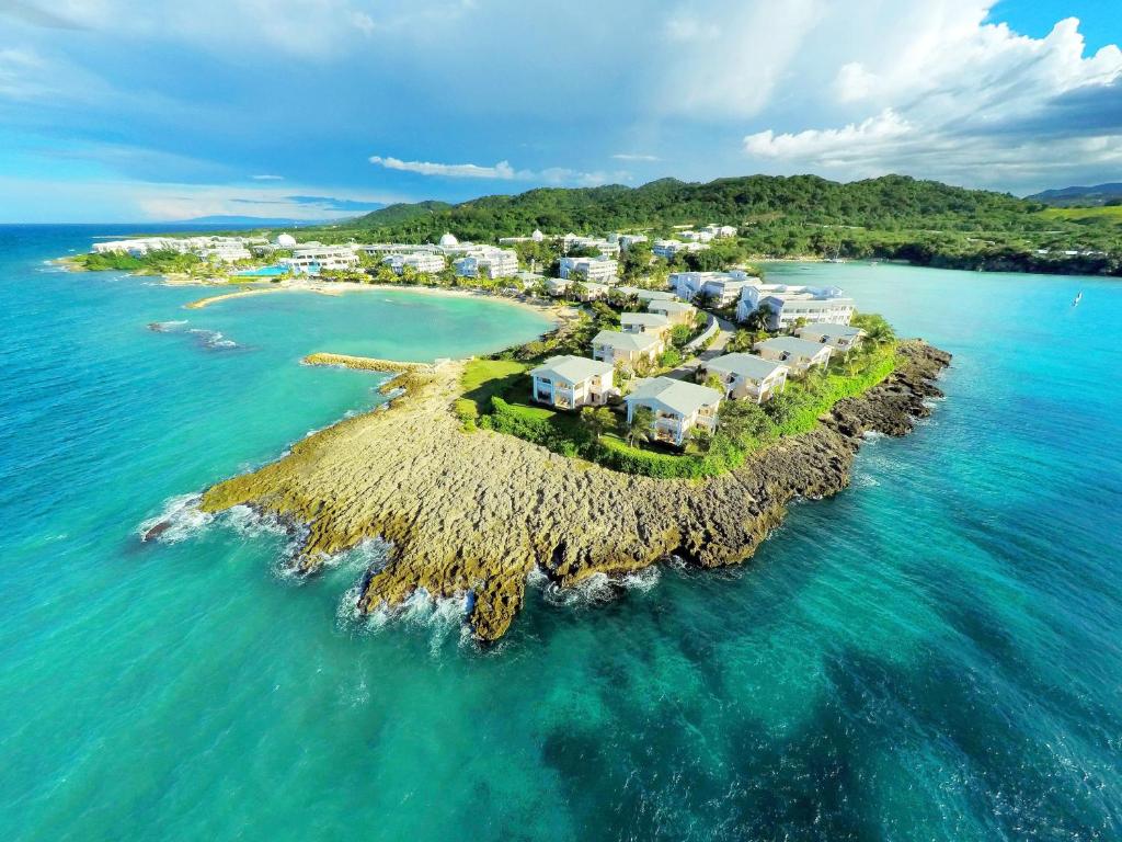 卢西Grand Palladium Lady Hamilton Resort & Spa - All Inclusive的海洋上的岛屿,上面有房子