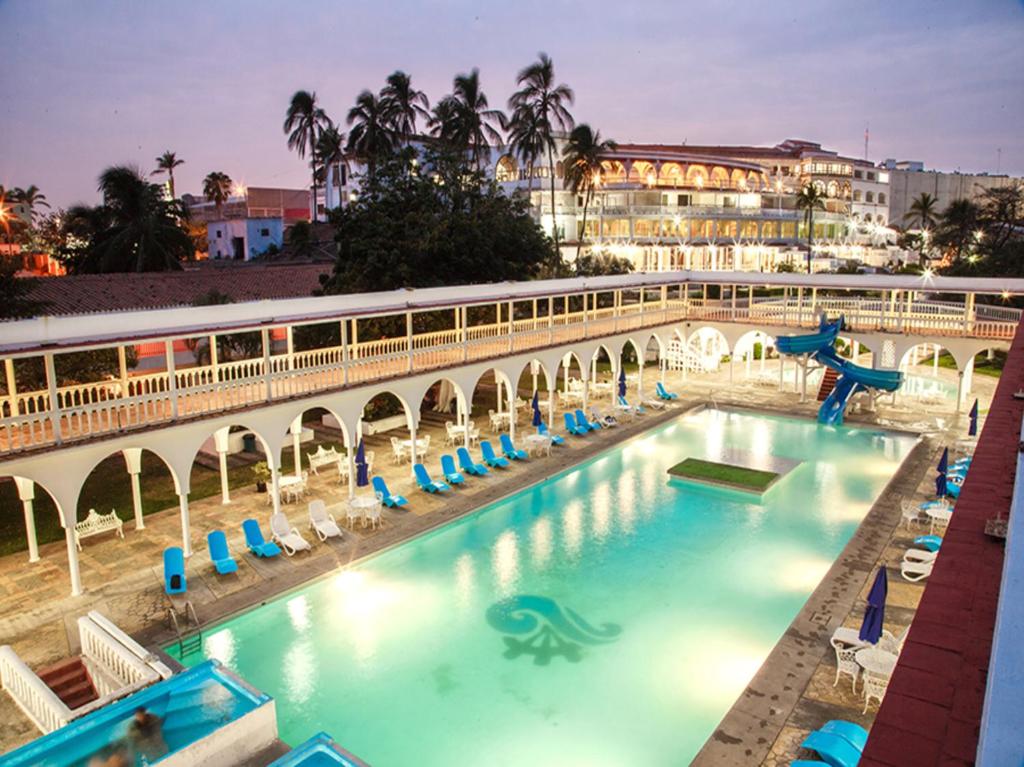 韦拉克鲁斯Collection O Hotel Mocambo, Boca del Río的一座带桥梁和火车的游泳池