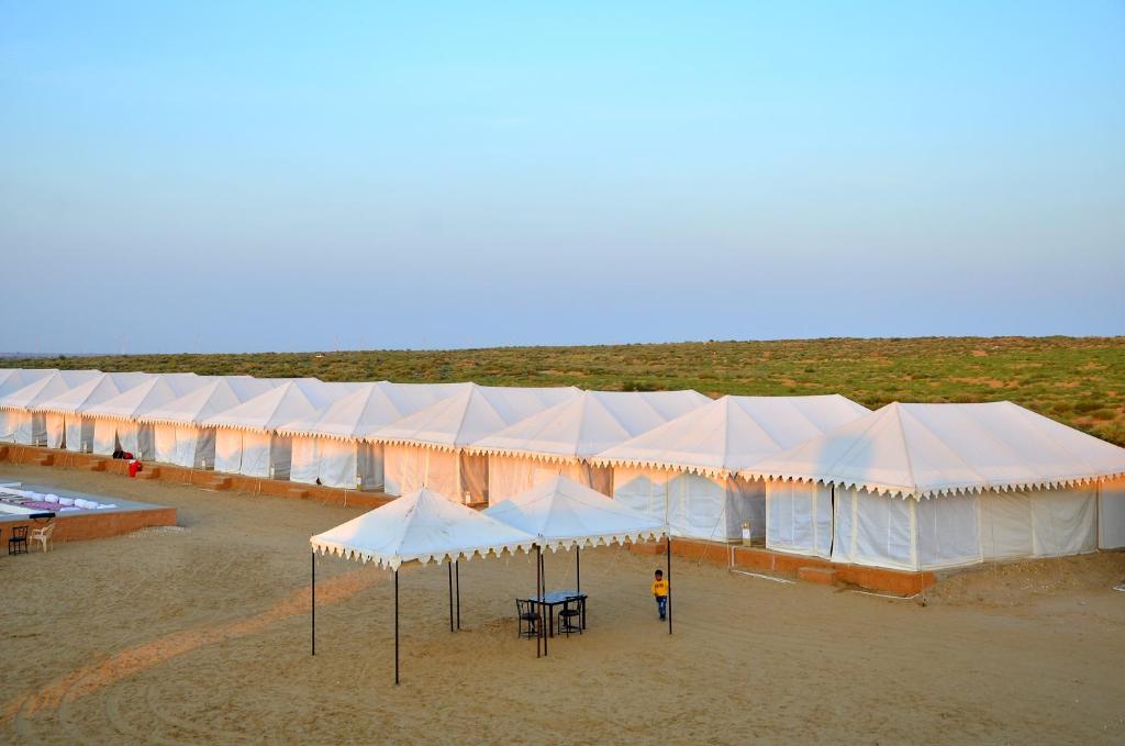 山姆Sky Desert Safari & Spa的海滩上一排白色帐篷