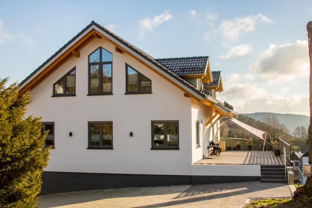 伦讷施塔特Ferienwohnung Stratmann的白色房子,有棕色的屋顶