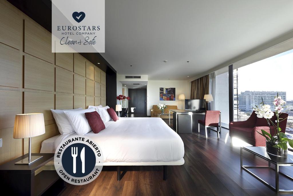 萨拉戈萨欧洲之星萨拉戈萨酒店的酒店客房设有一张大床和一间客厅。