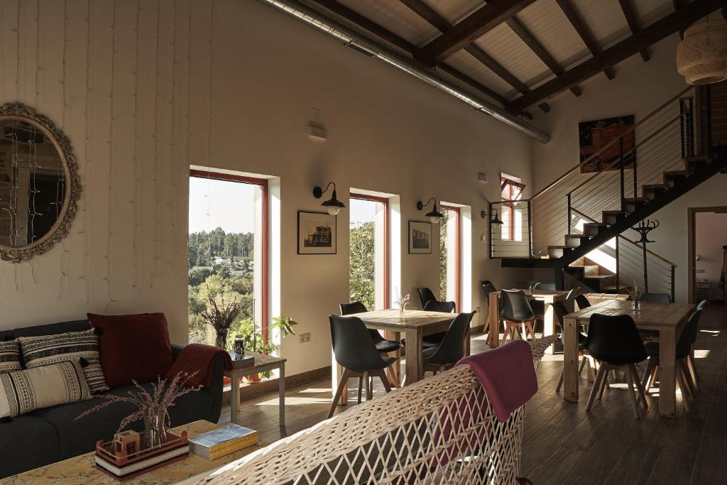 PargaParga Natura Alojamiento的客厅配有沙发和桌椅