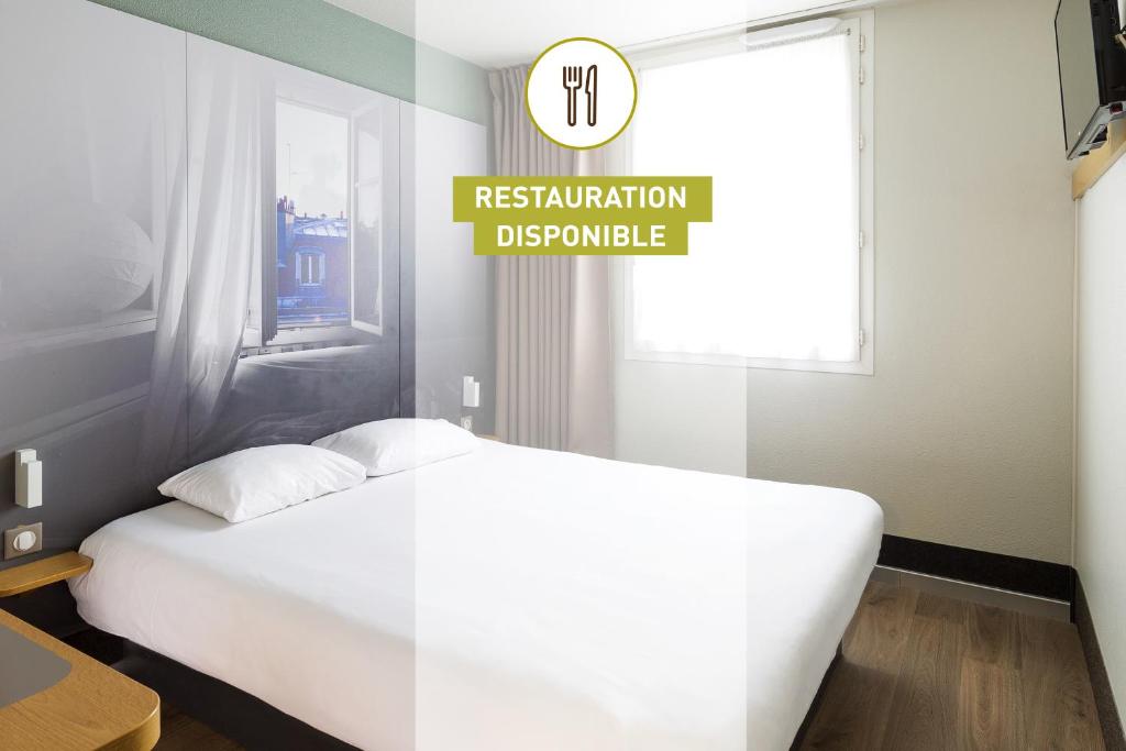 勒贡蓬图夫尔B&B HOTEL Angoulême的卧室配有白色的床和读取复原力的标志