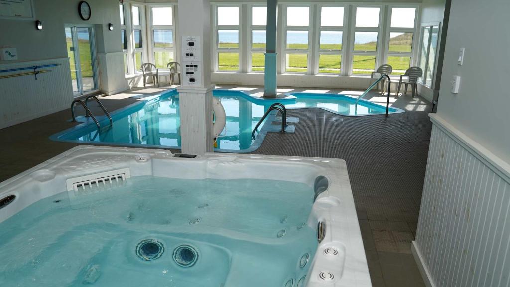 法蒂玛马德琳诺特城堡酒店的一个带两个游泳池的房间的按摩浴缸