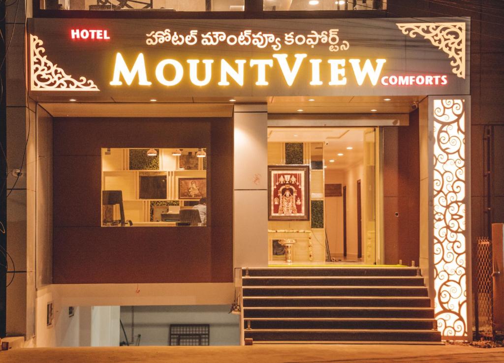 蒂鲁帕蒂Hotel Mount View Comforts的一座带山景标志的建筑