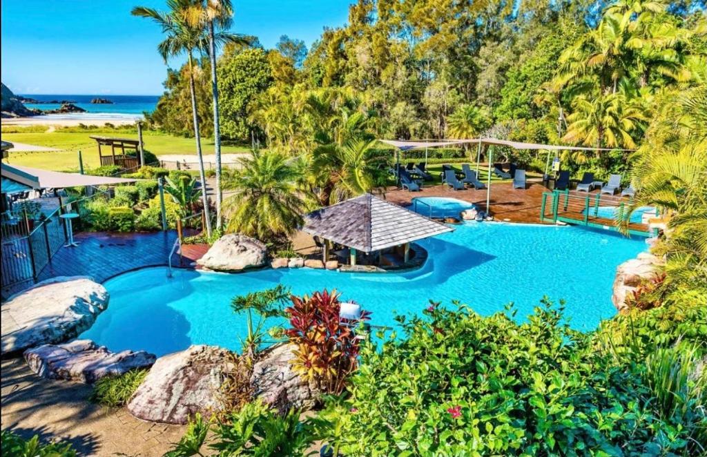 科夫斯港Superb Villa in Beach Resort的度假村游泳池的图片