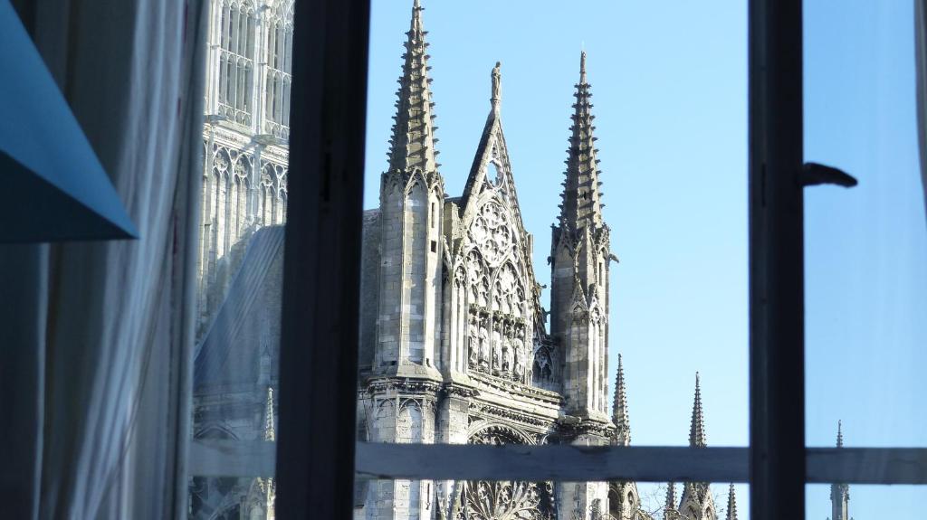 鲁昂Rouen Hyper Centre Cathédrale Hotel de ville的从窗户可欣赏到大教堂的景色