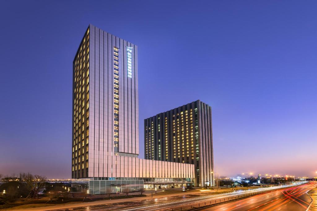 长沙长沙会展诺富特酒店的夜晚在高速公路前的高楼