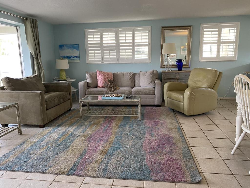 西耶斯塔岛Island House Beach Resort 39的客厅配有沙发和桌椅